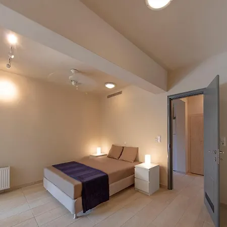 1st Floor / Crystal View شقة *