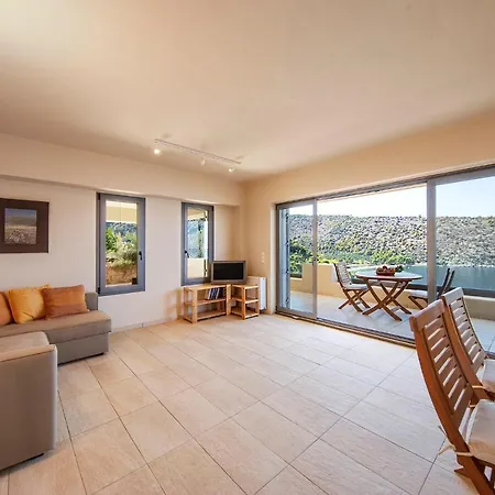 1st Floor / Crystal View شقة *