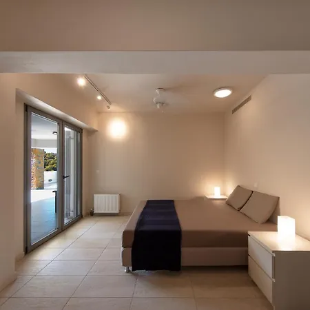 1st Floor / Crystal View شقة